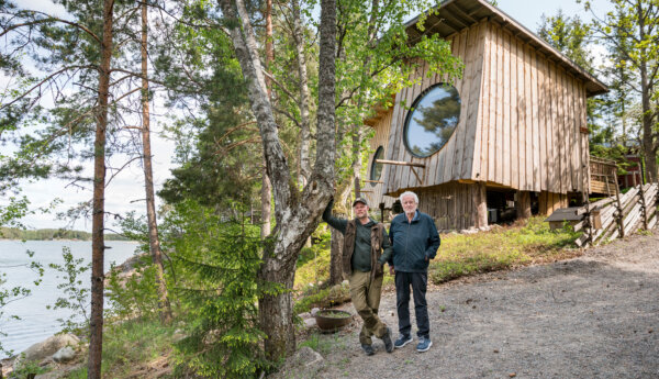 två män och hus