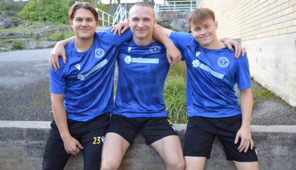 Tre handbollsspelare från Åbo IFK utanför Samppalinna bollhall.