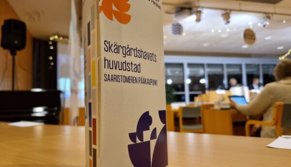 En logotyp på en pappbit i en fullmäktigesal