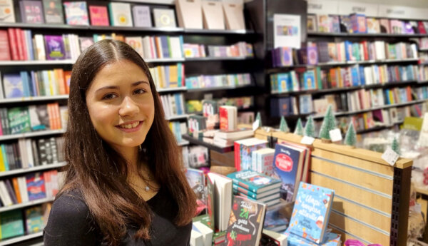 En flicka i en bokaffär
