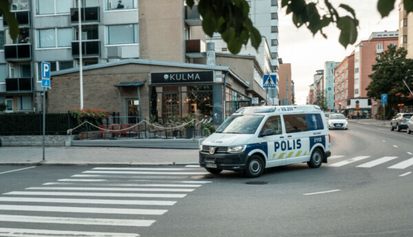 en polisbil kär på en gata