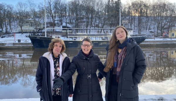 Aurorakörens Carita Lehtinen (vänster), Misa Ståhl-Norrholm och Kajsa Ek hoppas att konserten Motvikt lyckas beröra publiken.