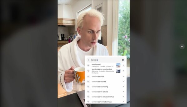 Skärmdump ur en Tiktok-video, där en man sitter i badrock vid en dator och söker på "Kemiönsaari".