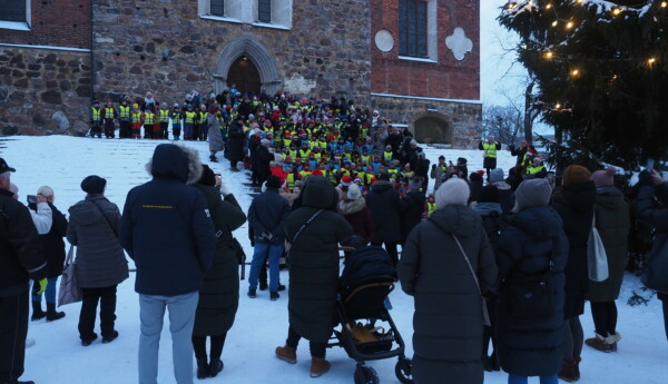 barn sjunger framför kyrkan